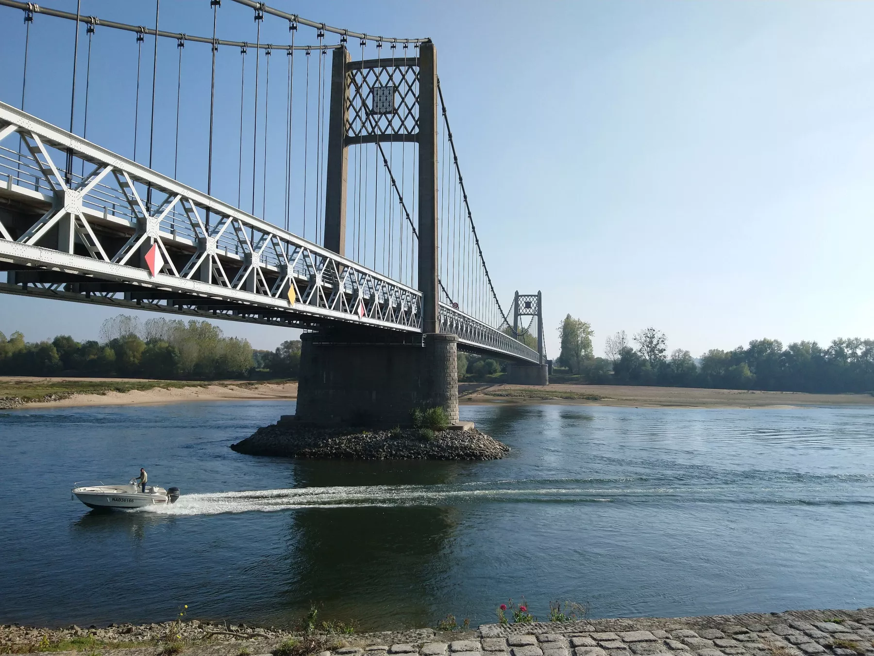 Pont suspendu en structure métallique traversant la Loire