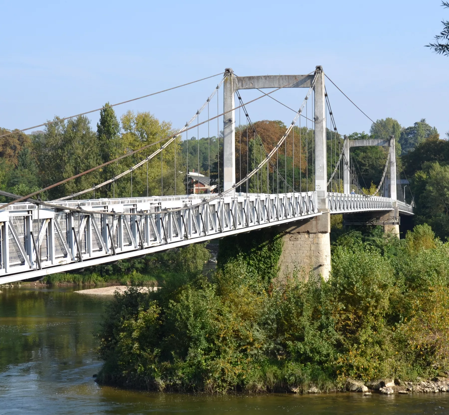 Passerelle suspendue traversant la Loire