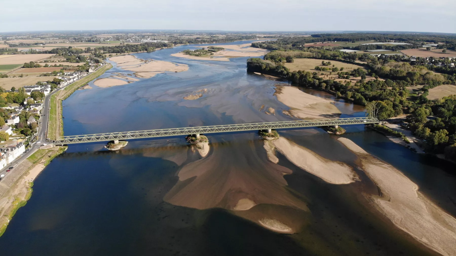 Vue aérienne d'un pont en structure métallique traversant la Loire