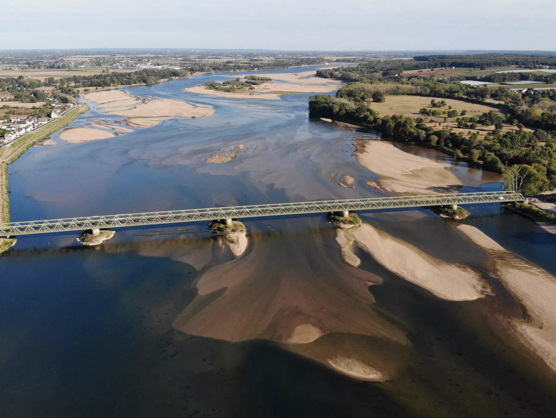 Vue aérienne d'un pont en structure métallique traversant la Loire