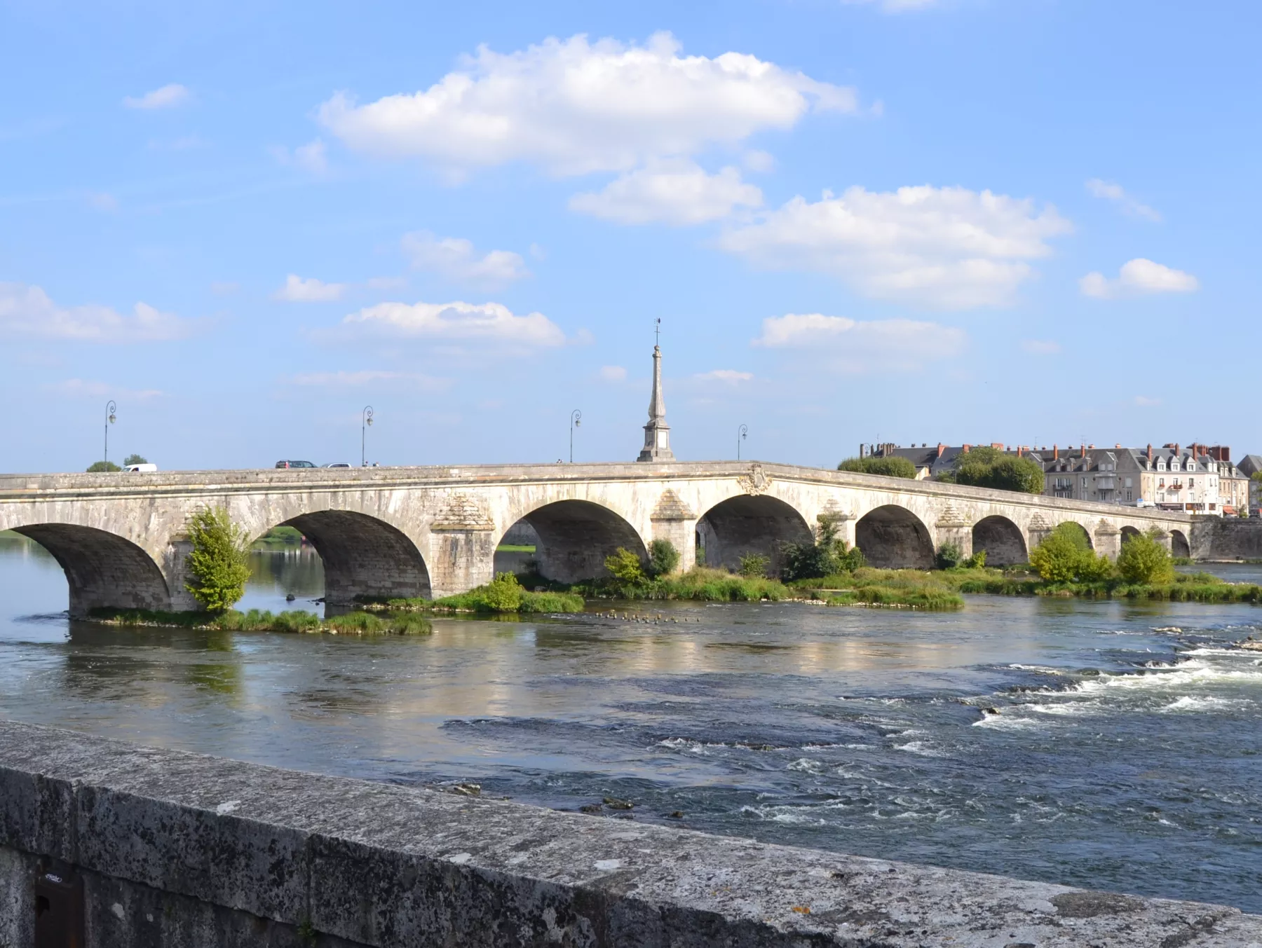Vue aérienne d'un pont traversant la Loire